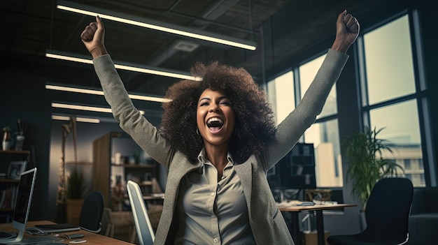 Mujer de negocios afroamericana emocionada en el lugar de trabajo celebrando el acuerdo exitoso