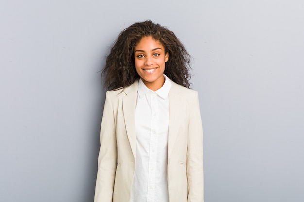 Mujer de negocios afroamericana joven feliz, sonriente y alegre.