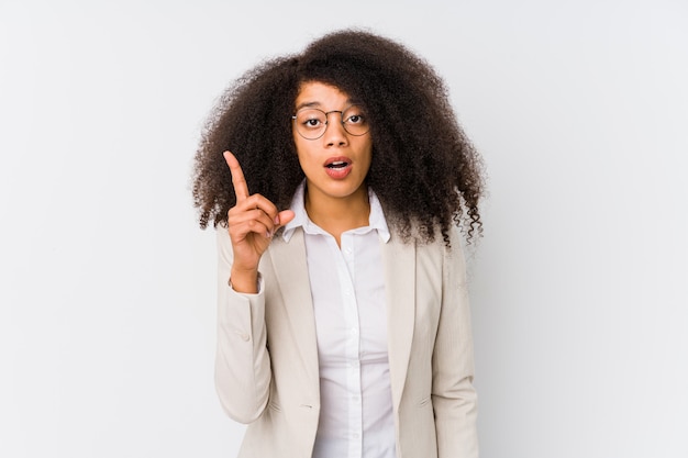 Mujer de negocios afroamericana joven que tiene una idea