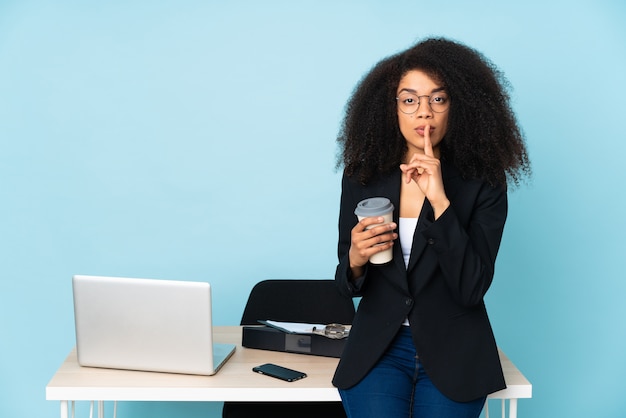 Mujer de negocios afroamericana trabajando en su lugar de trabajo