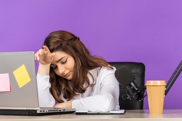 Mujer de negocios agotada sentada en el escritorio y pensando Foto de alta calidad