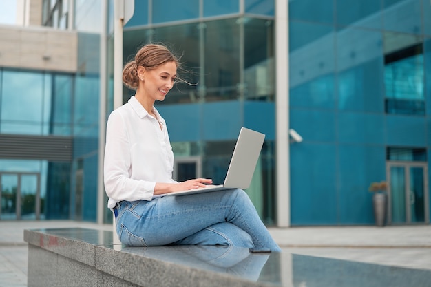 Mujer de negocios, al aire libre, con, computador portatil