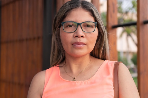 Mujer de negocios al aire libre con gafas