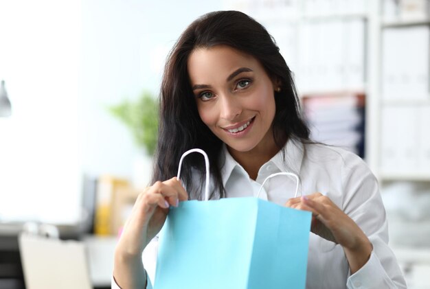 Foto mujer de negocios alegre con compras