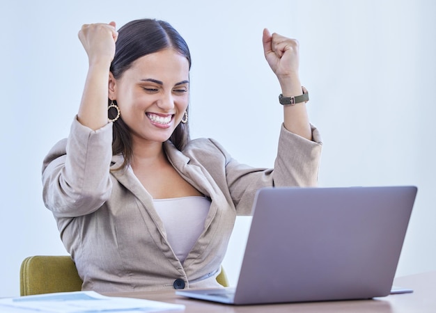Mujer de negocios, alegría y oficina con sonrisa de portátil y éxito para objetivos internos Escritora creativa, editora de noticias profesional y reportera experta para creación de contenido, publicación y puesta en marcha de prensa