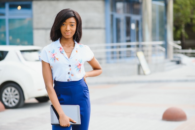 mujer de negocios americana africana en su edificio de oficinas