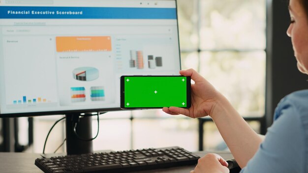 Mujer de negocios analizando una aplicación para teléfono inteligente