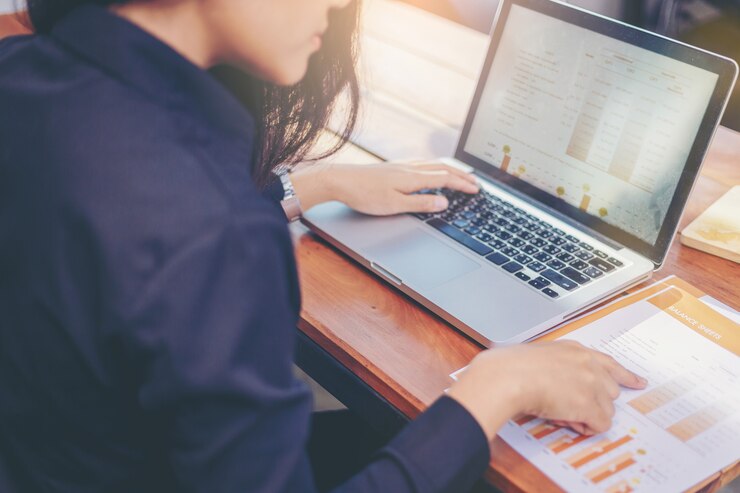 Foto mujer de negocios analizando datos en equipo para planificar y iniciar un nuevo proyecto