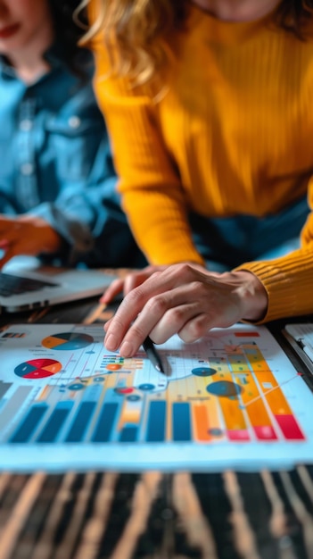 Mujer de negocios analizando datos de marketing en gráficos y gráficos trabajando con un equipo en una computadora portátil