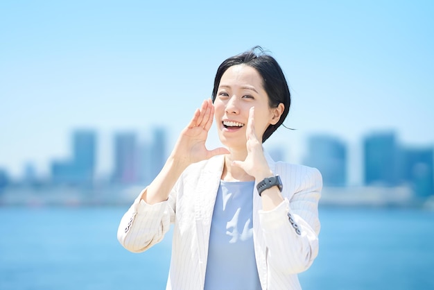 Mujer de negocios animando con una sonrisa