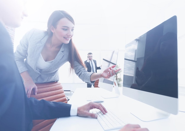 Mujer de negocios apuntando a la pantalla de la computadora