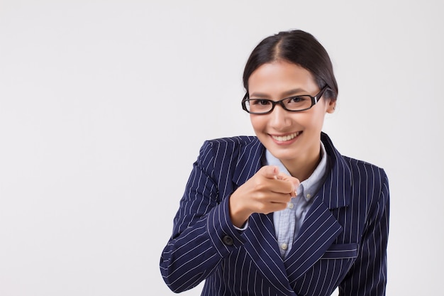 Mujer de negocios apuntando a ti