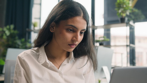 Mujer de negocios árabe gen z mujer de negocios india trabajando en la oficina con una startup de software informático