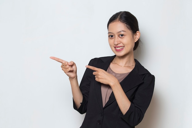 Mujer de negocios asiática apuntando con los dedos a diferentes direcciones Copie el espacio para publicidad