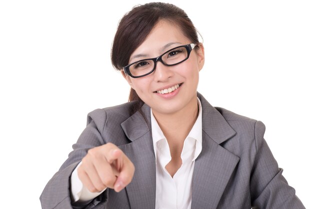 Mujer de negocios asiática apuntando a usted, retrato de portarretrato sobre fondo blanco.