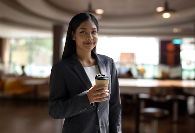 Foto mujer de negocios asiática en la cafetería