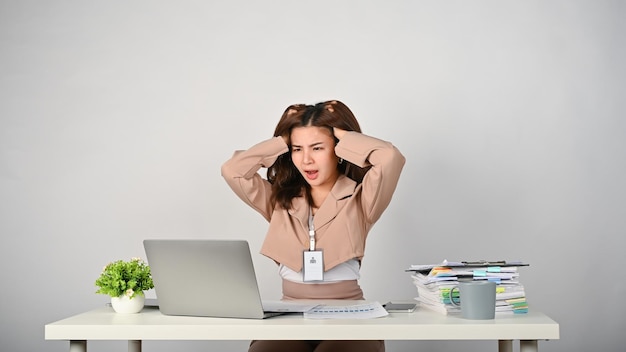 Mujer de negocios asiática cansada que se siente estresada y molesta por su trabajo
