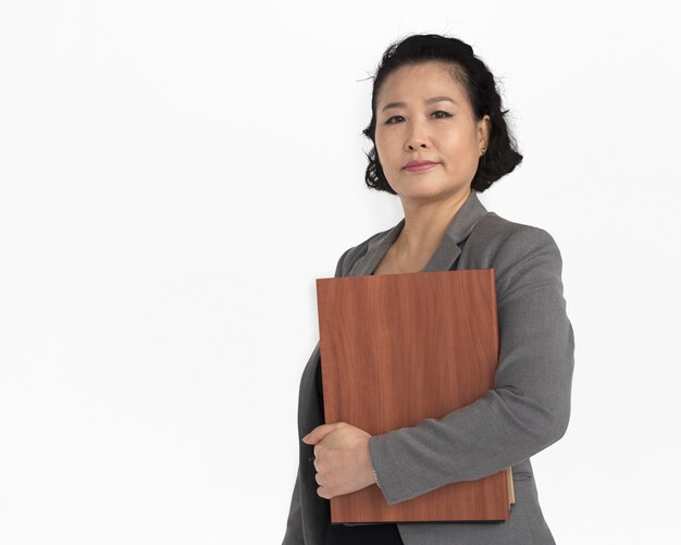 Mujer de negocios asiática con documentos