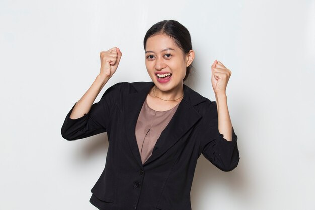 Mujer de negocios asiática feliz y emocionada celebrando la victoria gran éxito energía energética