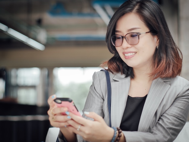 Mujer de negocios asiática feliz y sonrisa concepto éxito trabajo