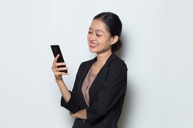 Mujer de negocios asiática feliz con teléfono móvil