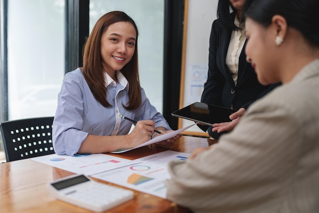 Mujer de negocios asiática inteligente sonriendo en el espacio de oficina abogada de bienes raíces marketing sin fines de lucro