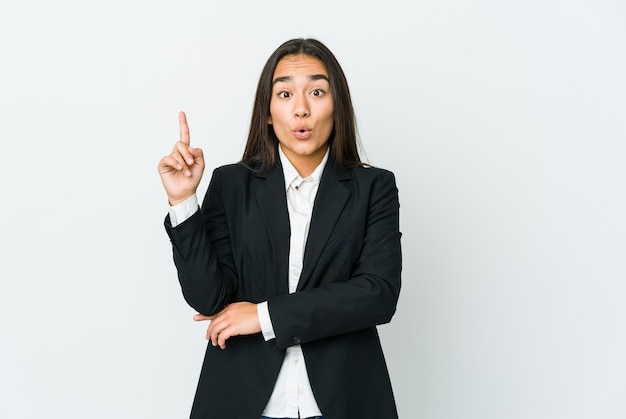 Mujer de negocios asiática joven aislada en la pared blanca que tiene una gran idea