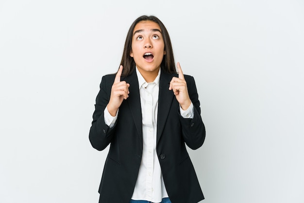 Mujer de negocios asiática joven apuntando al revés con la boca abierta.