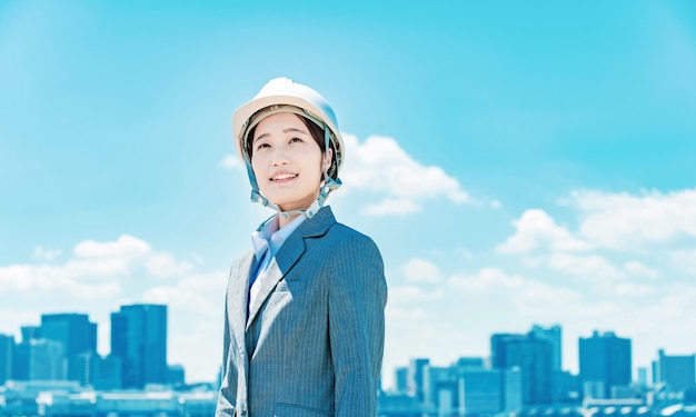 Mujer de negocios asiática joven en un casco