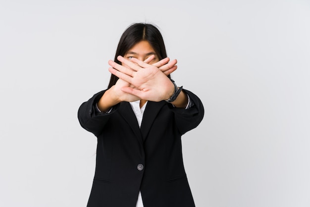 Mujer de negocios asiática joven haciendo un gesto de negación