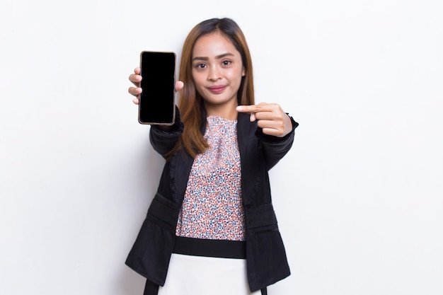 Mujer de negocios asiática joven que demuestra el teléfono celular móvil aislado en el fondo blanco