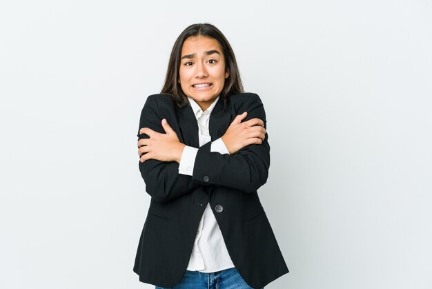 Mujer de negocios asiática joven que se enfría debido a la baja temperatura o una enfermedad.