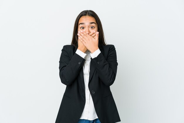 Mujer de negocios asiática joven sorprendida cubriendo la boca con las manos.