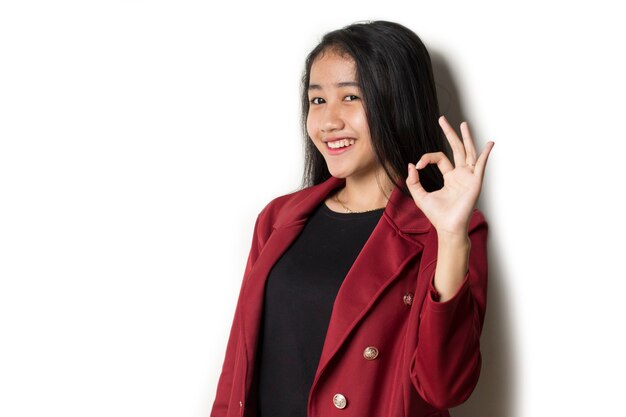 Mujer de negocios asiática con la mano pulgares arriba bien