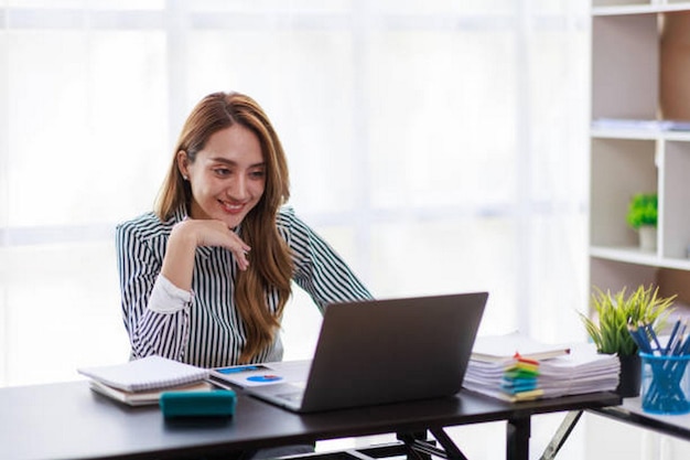 Mujer de negocios asiática moderna en la oficina en casa haciendo planificación analizando el informe financiero plan de negocios inversión análisis financiero concepto