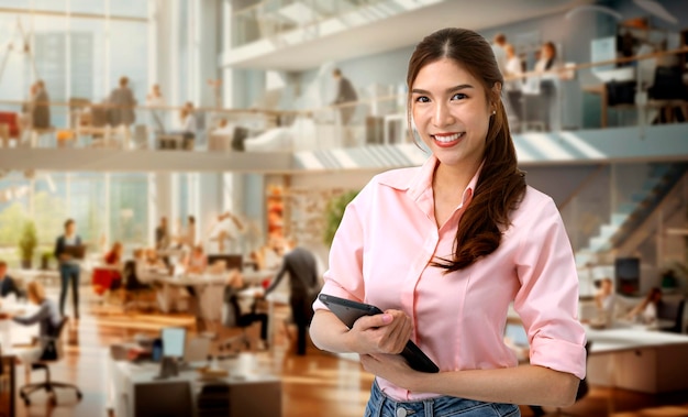 Foto mujer de negocios asiática en la oficina