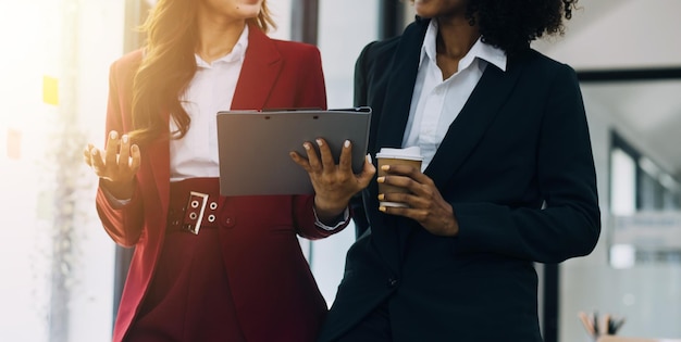 Mujer de negocios asiática profesional exitosa empleada secretaria que muestra datos de estrategia de información a través de una computadora portátil a un gerente de negocios masculino en traje de negocios formal en la sala de estar