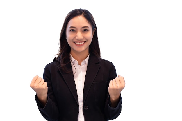 Mujer de negocios asiática profesional de pie sonriendo con confianza en la oficina