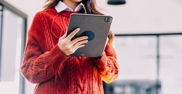 Mujer de negocios asiática que usa calculadora y computadora portátil para hacer finanzas matemáticas en un escritorio de oficina informe de impuestos estadísticas contables y concepto de investigación analítica