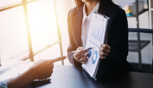 Mujer de negocios asiática que usa calculadora y computadora portátil para hacer finanzas matemáticas en un informe de impuestos de escritorio de oficina estadísticas contables y concepto de investigación analítica