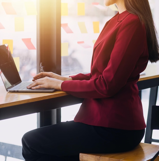 Mujer de negocios asiática que usa calculadora y computadora portátil para hacer finanzas matemáticas en un informe de impuestos de escritorio de oficina estadísticas contables y concepto de investigación analítica