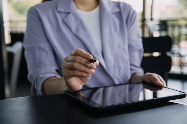 Mujer de negocios asiática que usa calculadora y computadora portátil para hacer finanzas matemáticas en un informe de impuestos de escritorio de oficina estadísticas contables y concepto de investigación analítica