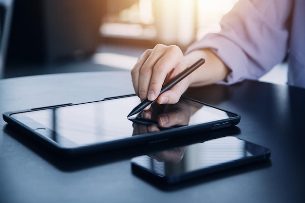 Foto mujer de negocios asiática que usa calculadora y computadora portátil para hacer finanzas matemáticas en un informe de impuestos de escritorio de oficina estadísticas contables y concepto de investigación analítica