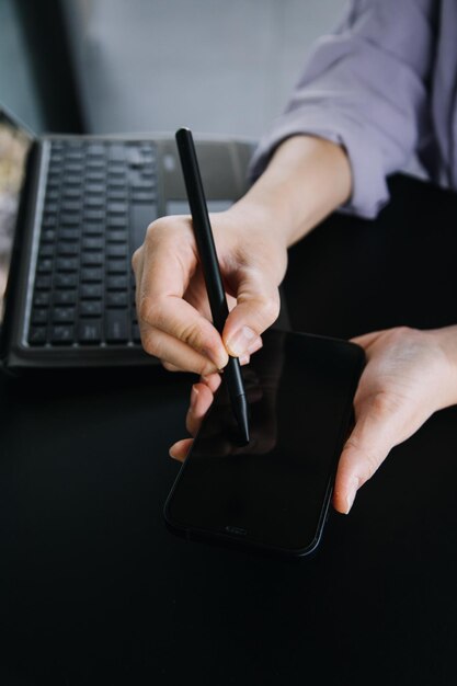 Mujer de negocios asiática que usa calculadora y computadora portátil para hacer finanzas matemáticas en un informe de impuestos de escritorio de oficina estadísticas contables y concepto de investigación analítica