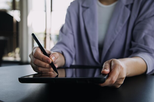 Mujer de negocios asiática que usa calculadora y computadora portátil para hacer finanzas matemáticas en un informe de impuestos de escritorio de oficina estadísticas contables y concepto de investigación analítica