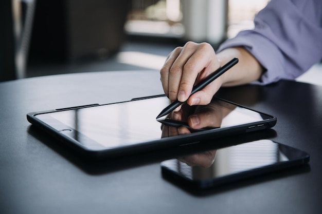 Mujer de negocios asiática que usa calculadora y computadora portátil para hacer finanzas matemáticas en un informe de impuestos de escritorio de oficina estadísticas contables y concepto de investigación analítica