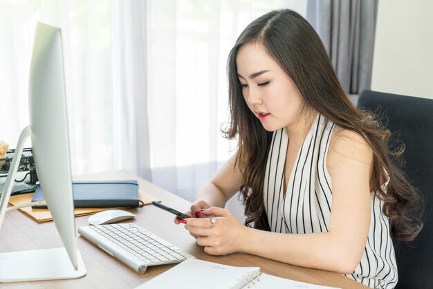 mujer de negocios asiática con smartphone