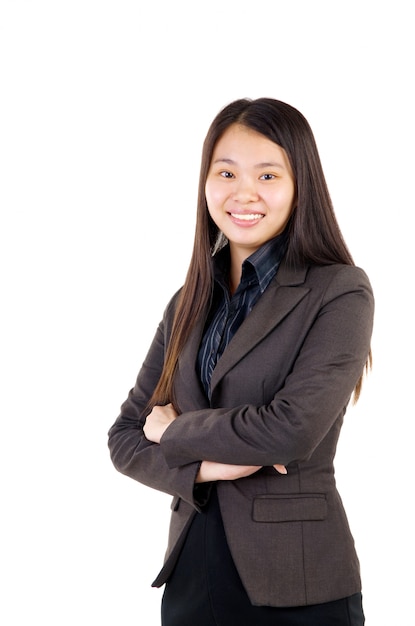 Mujer de negocios asiática sonriente sobre el fondo blanco