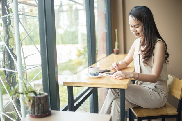 Mujer de negocios asiática trabajando