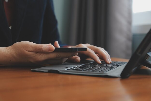 Mujer de negocios asiática Usando una computadora portátil y trabajando en la oficina con una calculadora documento en el escritorio haciendo planificación analizando el informe financiero plan de negocios concepto de análisis de finanzas de inversión